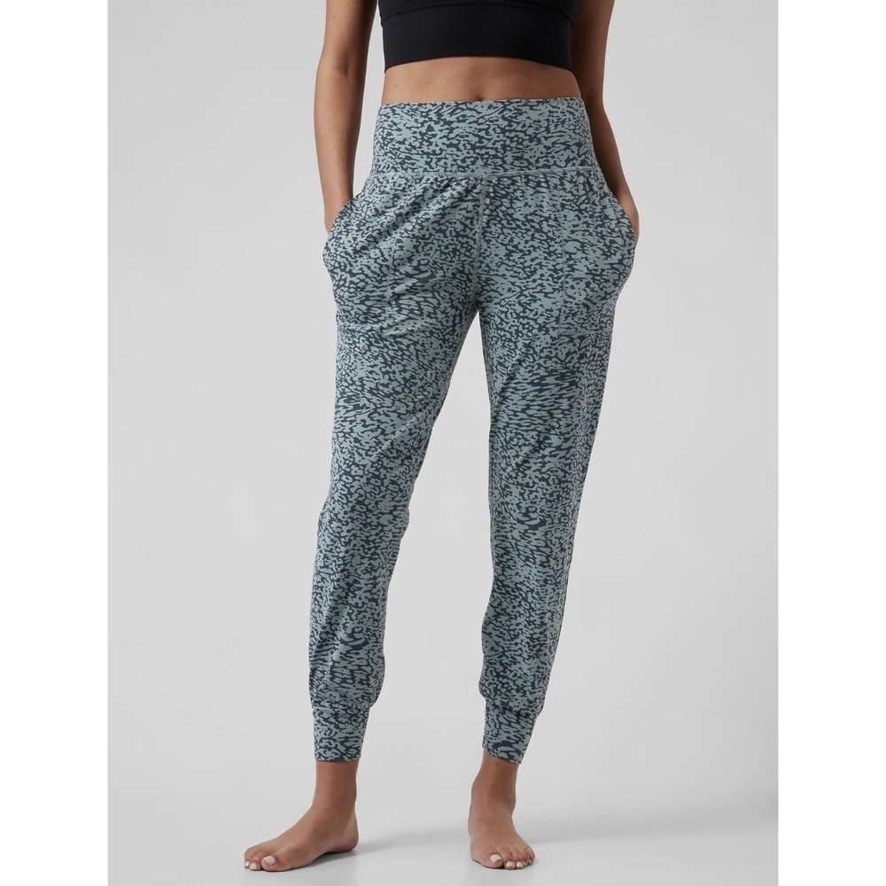 Athleta Salutation Jogger Ocelot Spot Grey Teal Yoga Pants Women's Size‎ Small